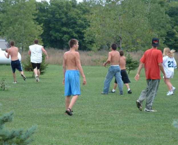 kylyijordankrisbrandonplayingfootbalwithfriends03.jpg
